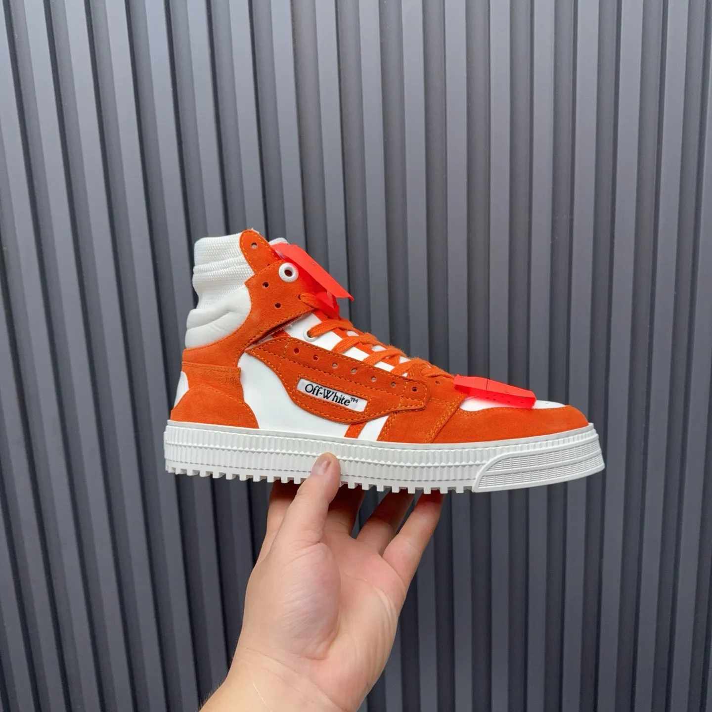 Men's shoes💰740 OFF WHITE ⚡️Couple style⚡️The latest spring style street casual shoes, released with the highest quality version on the market👊Series original mold opening, original lasting, production technology 1:1 original version➰🔜The best choice for more and more celebrities and Internet celebrities🔸In the classics Changes in the code🔸Innovate in the trend🔸Strive to break away from the shackles of bad street design🔝Although he is not the originator of fashion design, he is definitely a shining dark horse in avant-garde design🐴🆙Do not follow the trend🔅Not universal beauty🔅 Fabric💯First-layer cowhide Lining💯Imported skin-friendly and environmentally friendly polyester mesh Foot pads💯Original molded high-elastic environmentally friendly molding pads Midsole💯Made with original last-last technology Outsole💯Rubber outsole Packaging💯Official website synchronizes full set of packaging (brand wrapping paper, brand certificate, brand cloth bag) Code numbers 35-44, 45 46 Customized